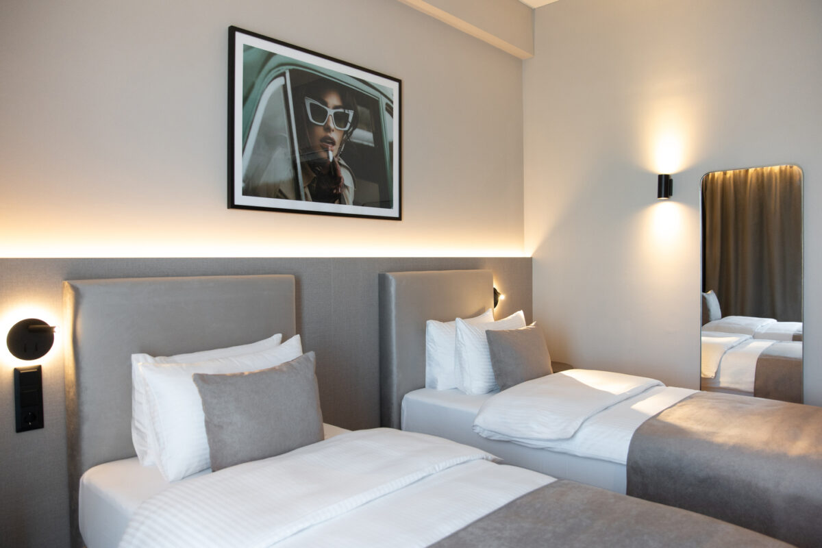 Superior kétágyas vagy franciaágyas szoba pályára néző kilátással